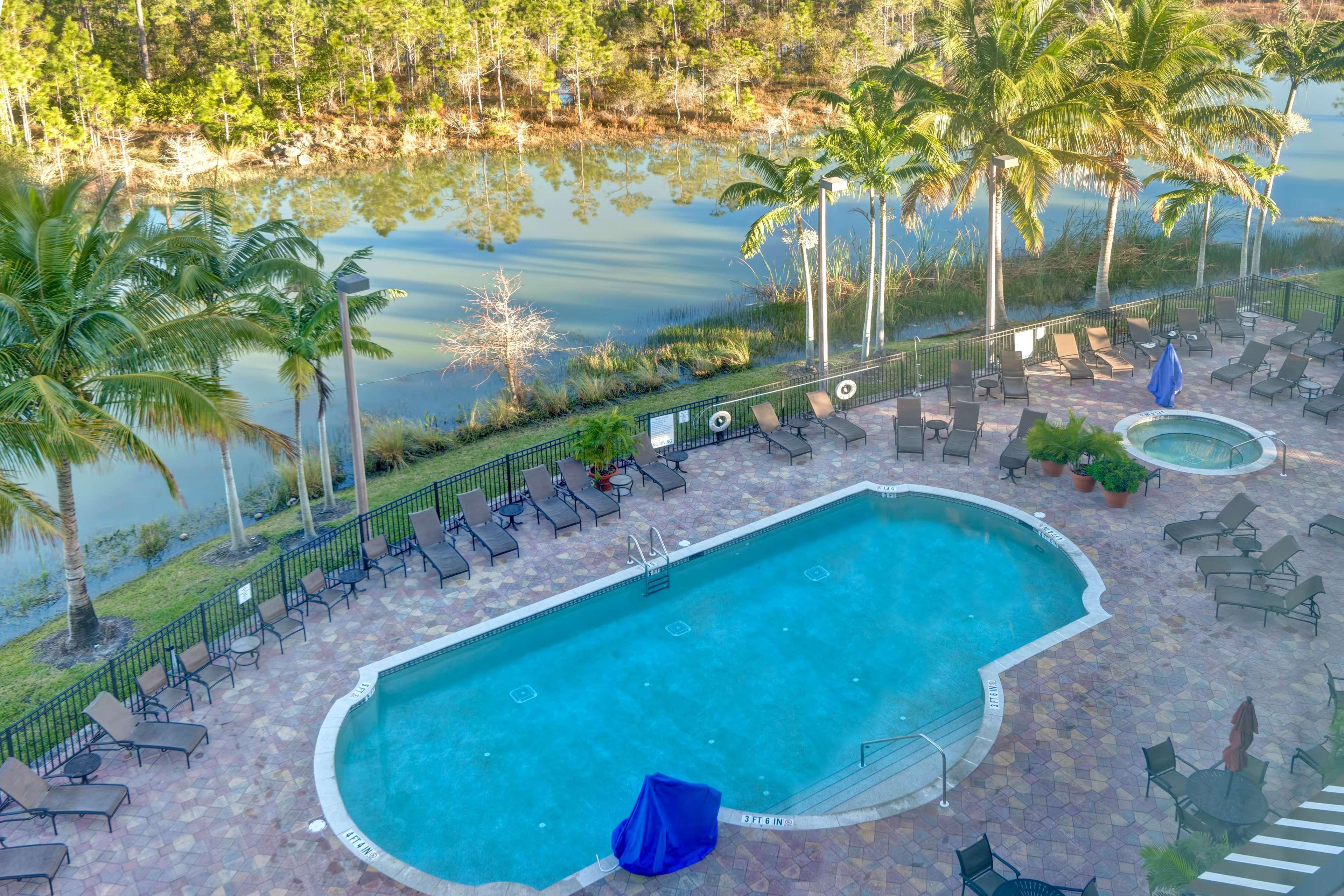 Embassy Suites Fort Myers - Estero Exterior photo