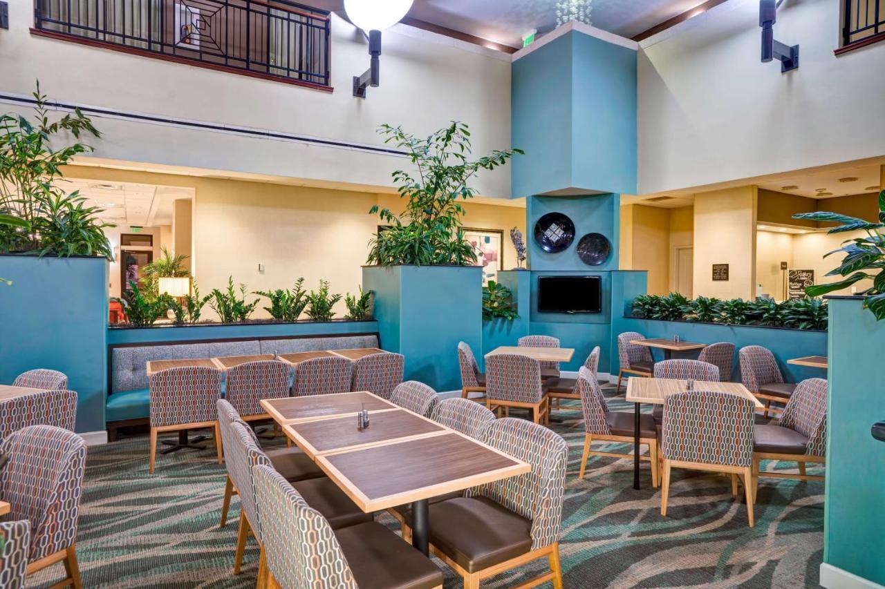 Embassy Suites Fort Myers - Estero Exterior photo