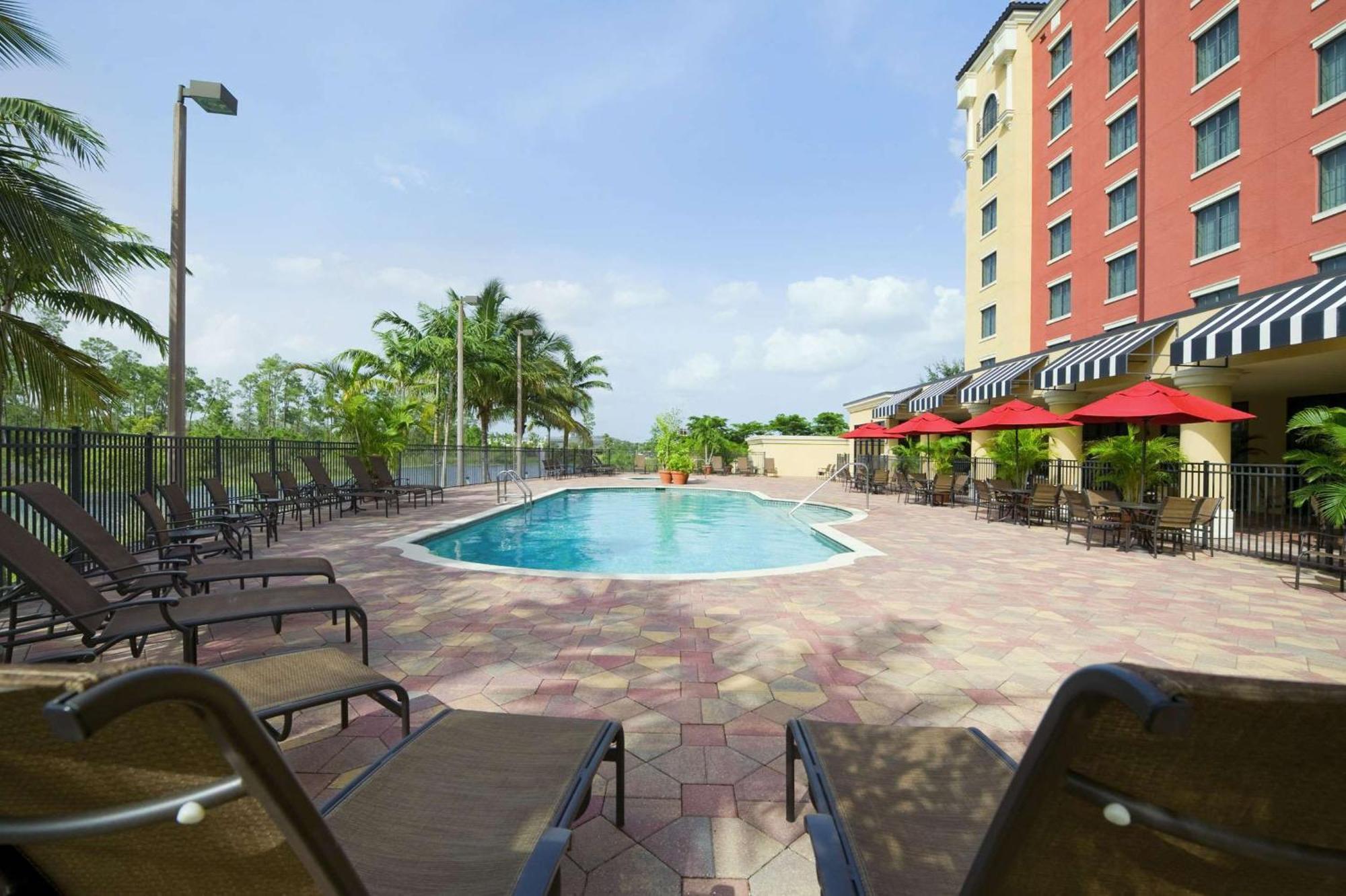 Embassy Suites Fort Myers - Estero Exterior photo