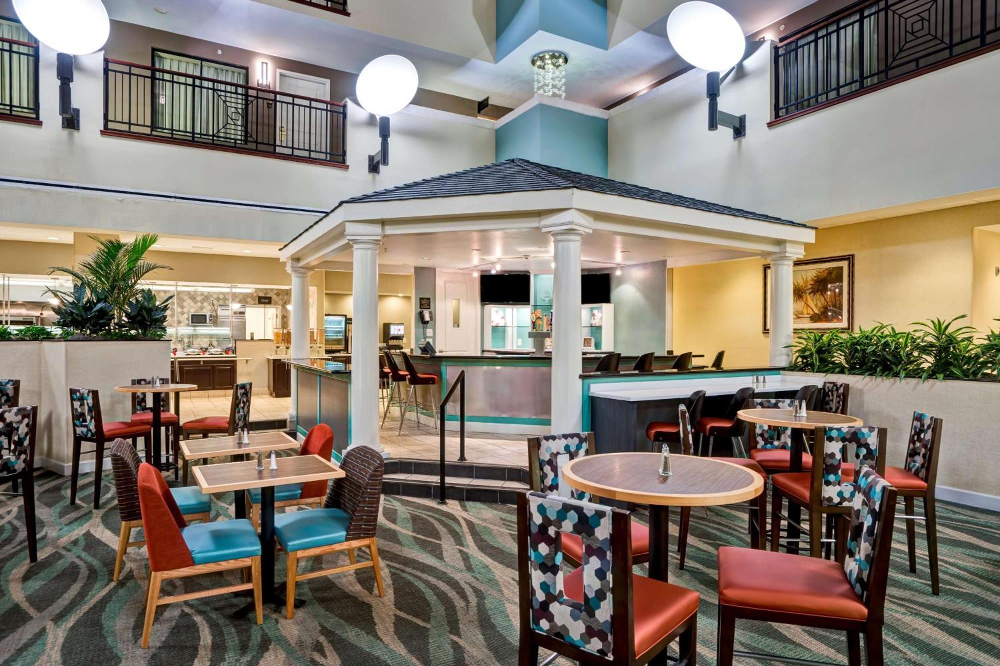 Embassy Suites Fort Myers - Estero Exterior photo