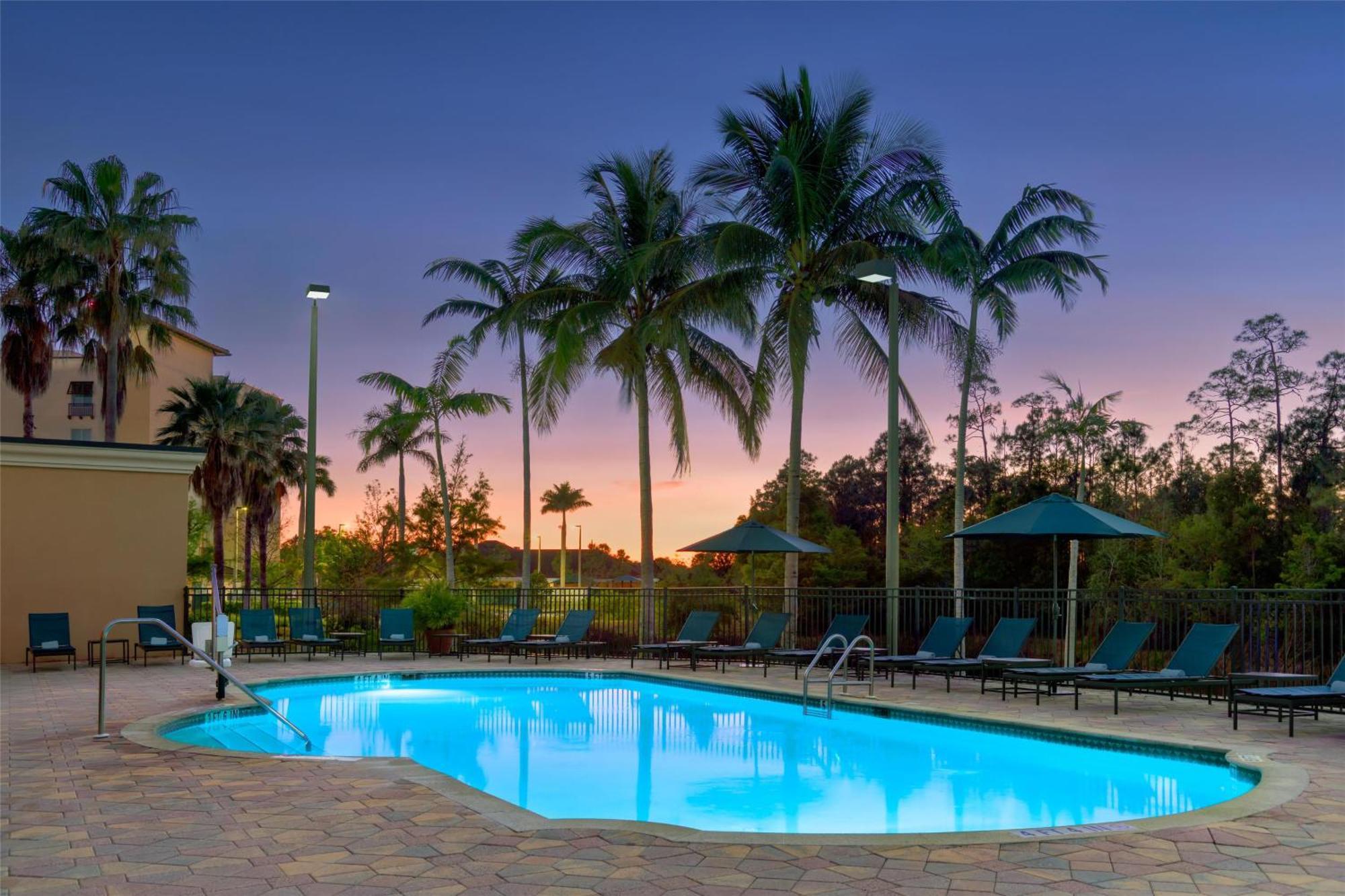 Embassy Suites Fort Myers - Estero Exterior photo