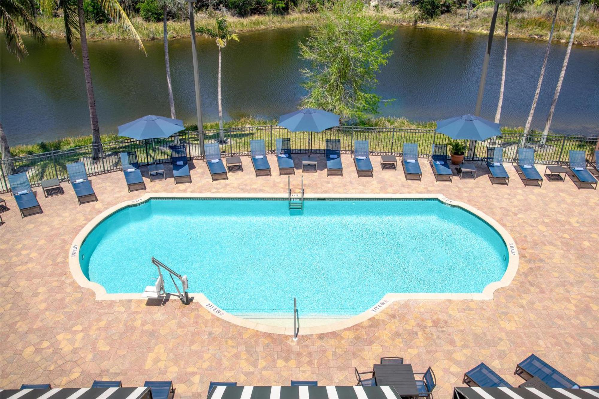 Embassy Suites Fort Myers - Estero Exterior photo