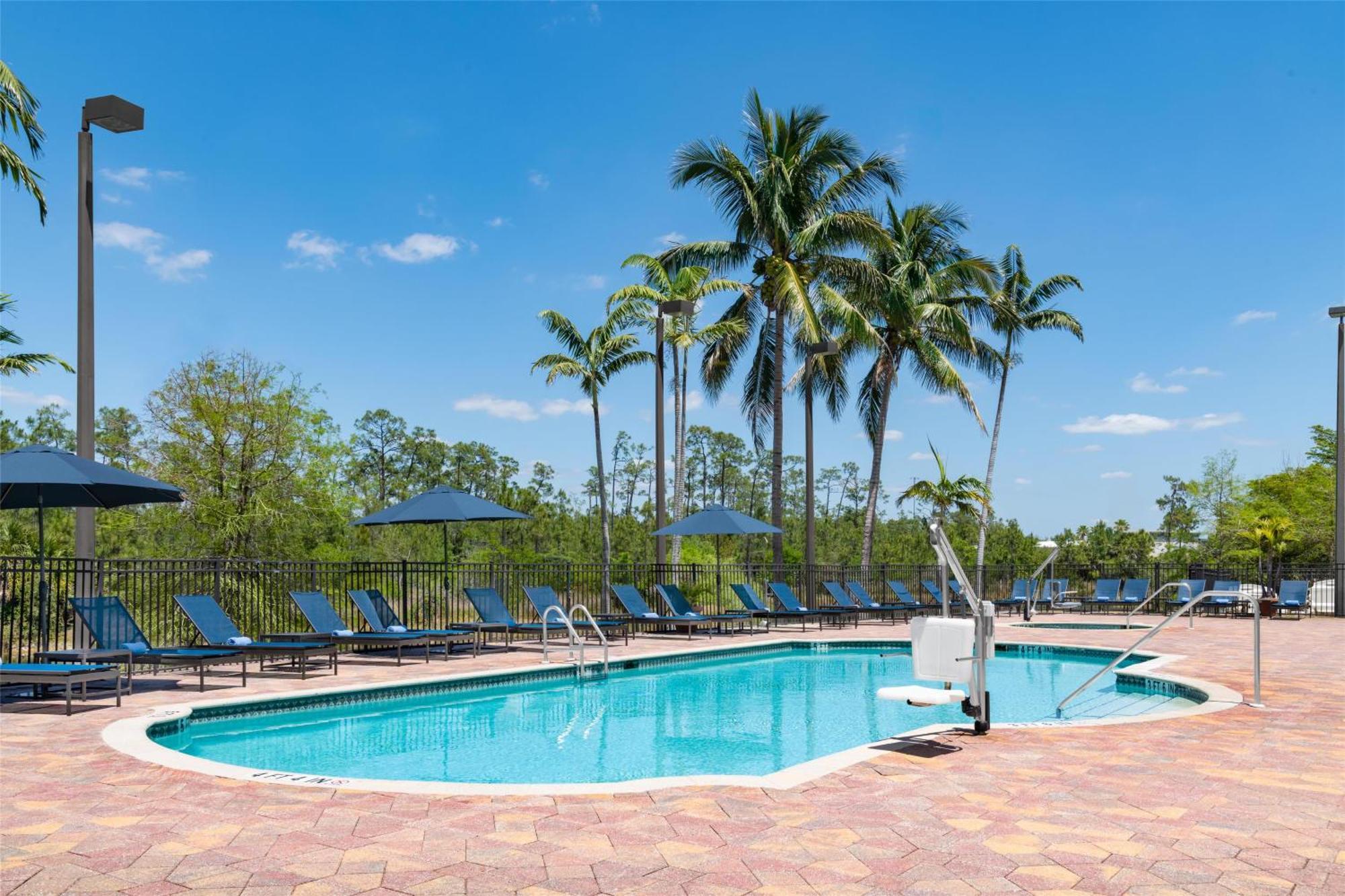 Embassy Suites Fort Myers - Estero Exterior photo