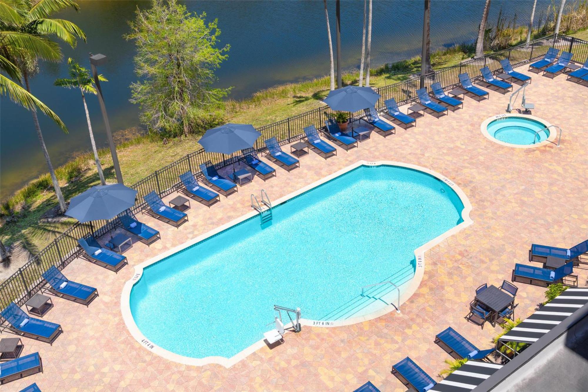 Embassy Suites Fort Myers - Estero Exterior photo